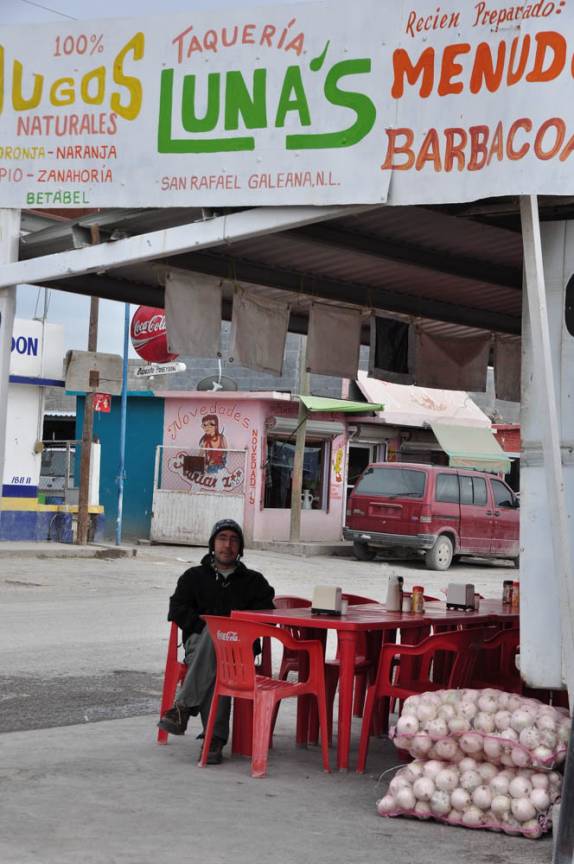 Parada para lanche na estrada na região de Monterrey, a caminho de Real de Catorce, no México